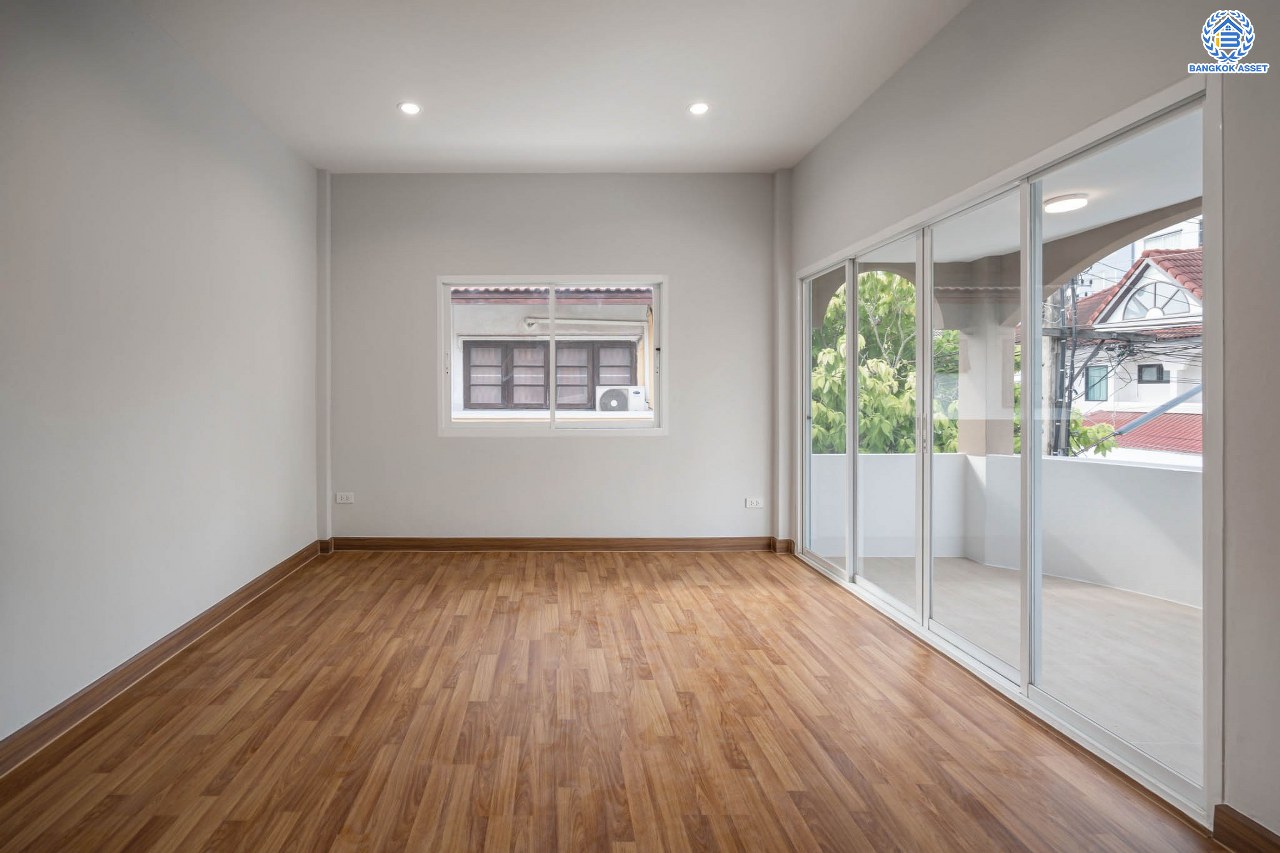 บ้านมือสองตกแต่งใหม่ โครงการ ซื่อตรง รัตนาธิเบศร์ หน้าโครงการติดรถไฟฟ้า "สถานีไทรม้า" เนื้อที่ 40 ตร.ว. ฟังก์ชัน 3 ห้องนอน 3 ห้องน้ำ 1 ที่จอดรถ เชื่อมต่อได้หลายเส้นทาง ใกล้เซ็นทรัลรัตนาธิเบศร์ และทางด่วน "งามวงศ์วาน"